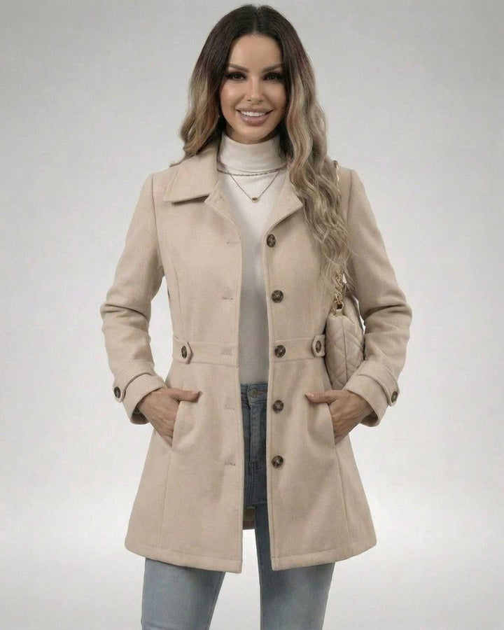 Chaqueta slim fit beige latte para mujer, cómoda y elegante, ideal para combinar en primavera y otoño.