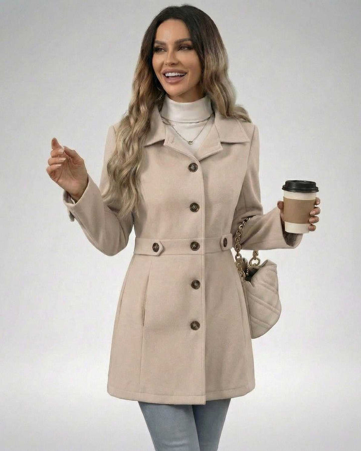 Chaqueta beige latte slim fit femenina, versátil para otoño y primavera, realza la figura con estilo.