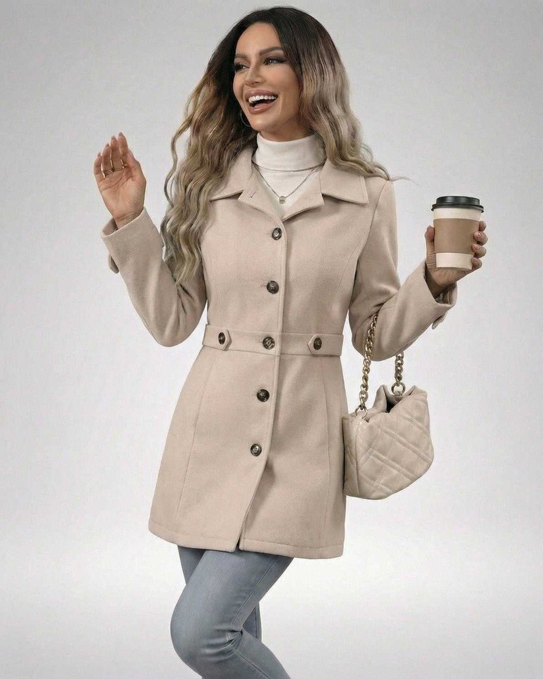 Chaqueta de mujer slim fit color latte, resalta la figura con elegancia, perfecta para cualquier ocasión versátil.