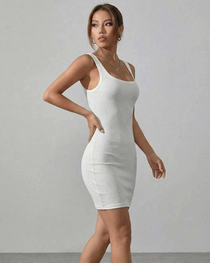 Vestido Mini Luna para mujer, estilo ajustado y diseño elegante. Escote cuadrado, sin mangas, ropa femenina casual.