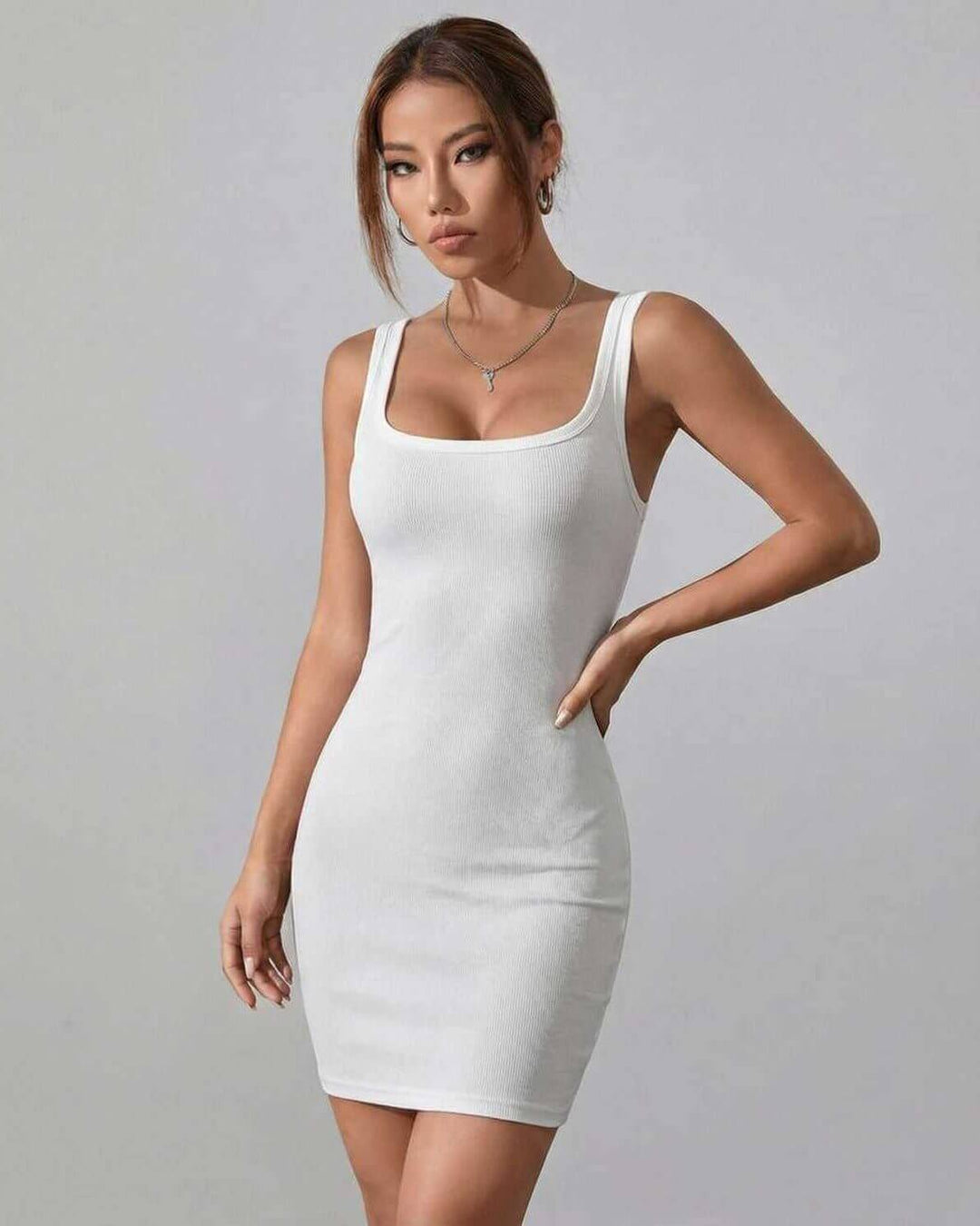 Vestido mini Luna ajustado para mujer, diseño sin mangas con escote cuadrado. Estilo cómodo y versátil para verano.