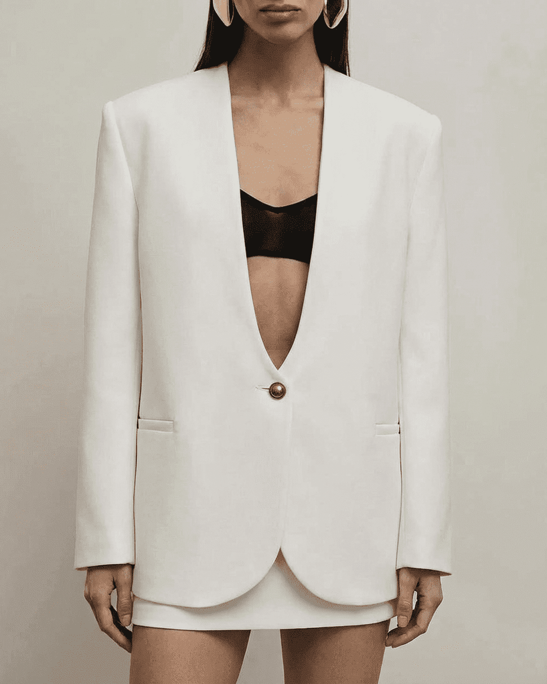 Blazer formal blanco Alba para mujer, prenda de moda femenina y elegante, ideal para el ambiente de oficina.