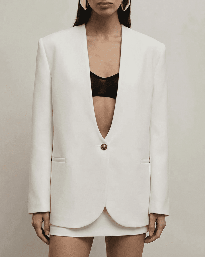 Blazer formal blanco Alba para mujer, prenda de moda femenina y elegante, ideal para el ambiente de oficina.