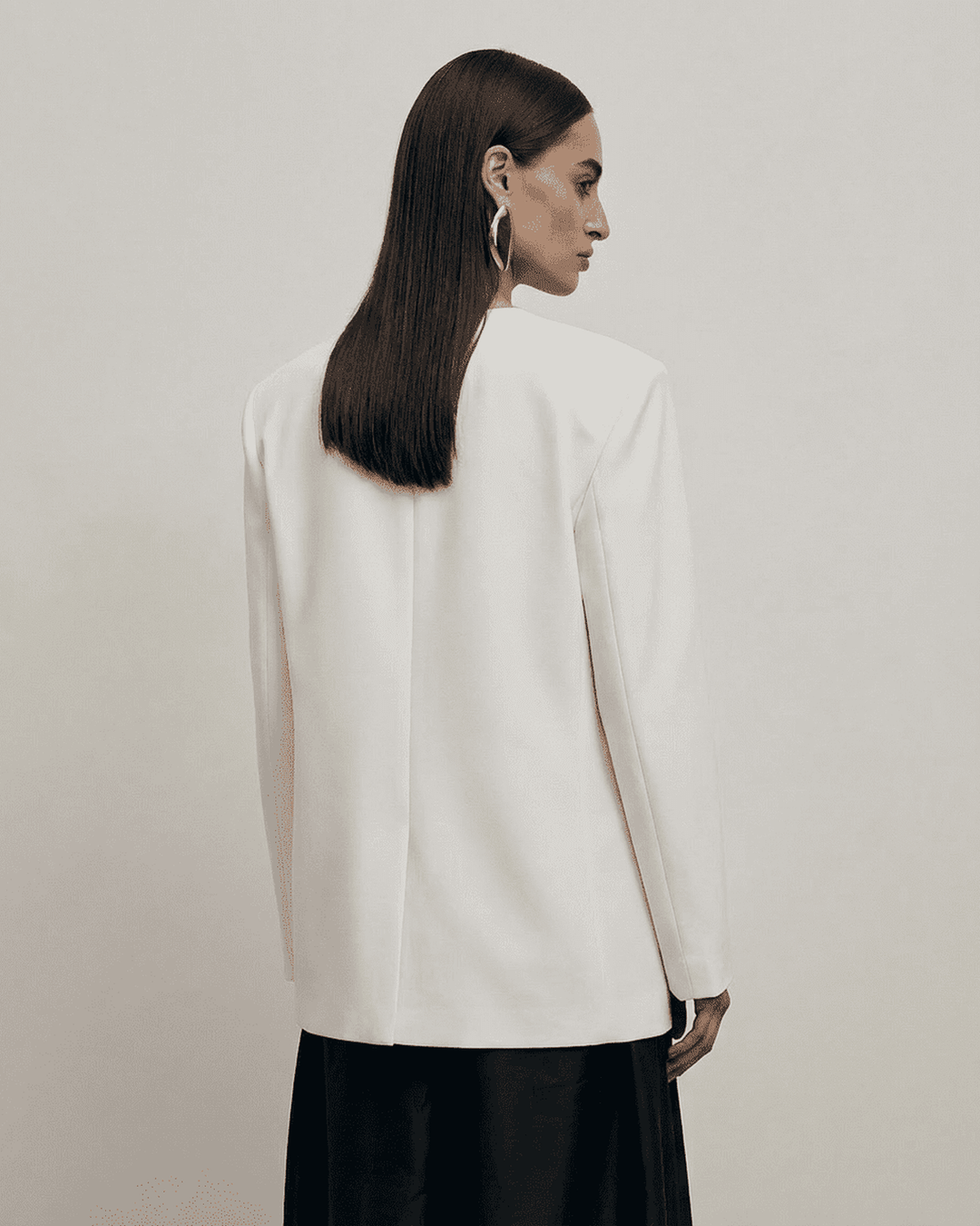 Blazer de mujer Alba ajustado, moderno y versátil, perfecto para looks formales o casuales sofisticados.