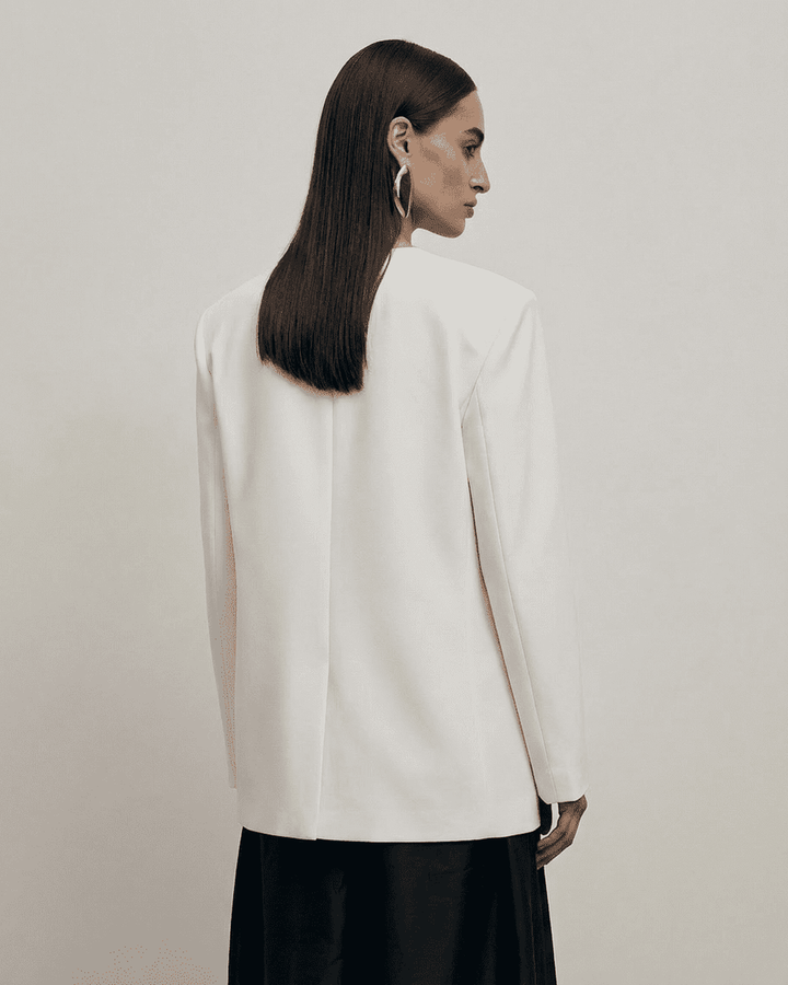 Blazer de mujer Alba ajustado, moderno y versátil, perfecto para looks formales o casuales sofisticados.