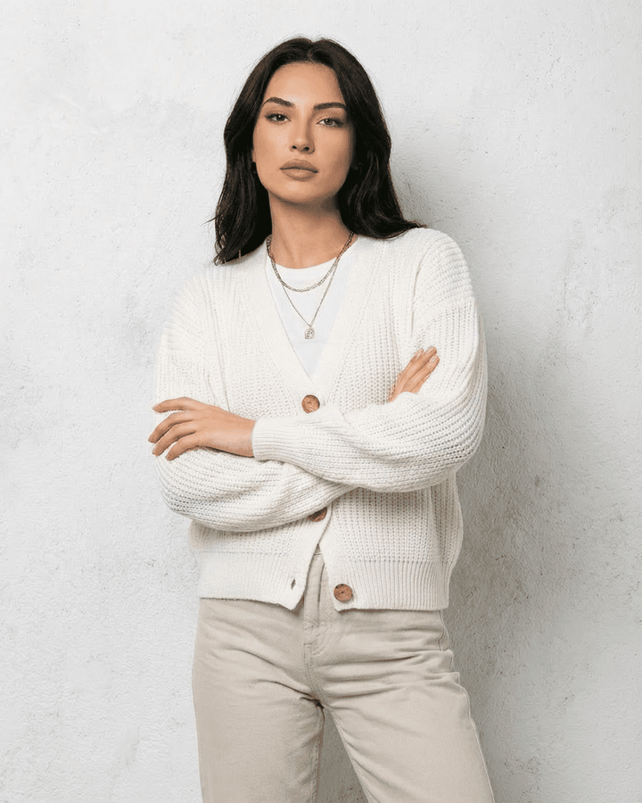 Cárdigan blanco cálido para mujer con cuello en V y mangas largas, ideal para el frío de otoño e invierno.