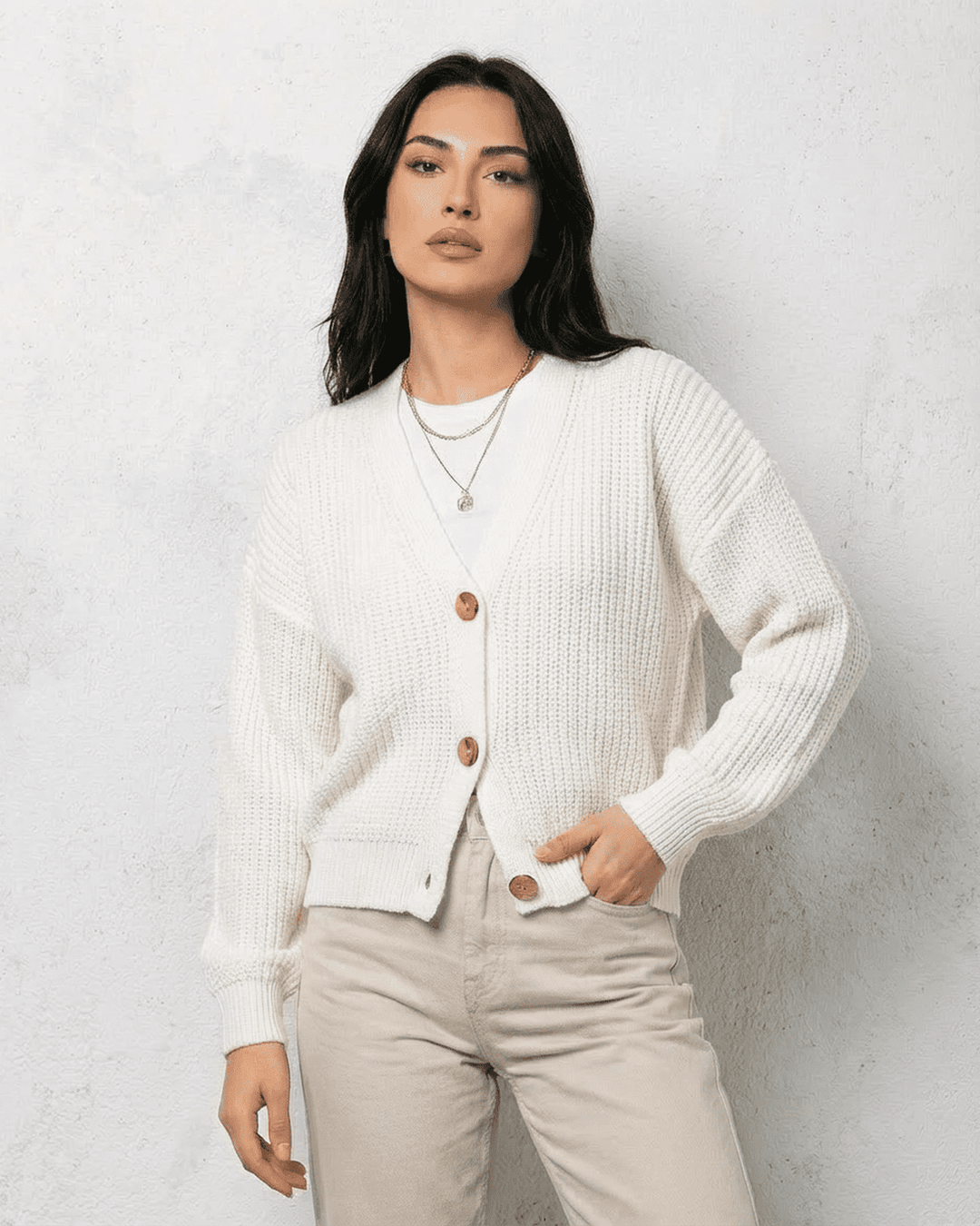 Suave cárdigan blanco de punto para mujer, con cuello V, versátil para cualquier look de otoño-invierno.