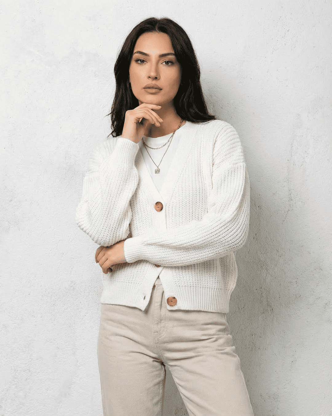 Cárdigan blanco abotonado de mujer con cuello V, corte clásico y cómodo para atuendos casuales.