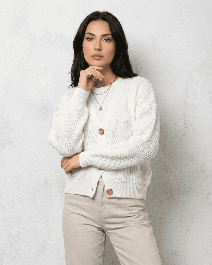 Cárdigan blanco abotonado de mujer con cuello V, corte clásico y cómodo para atuendos casuales.