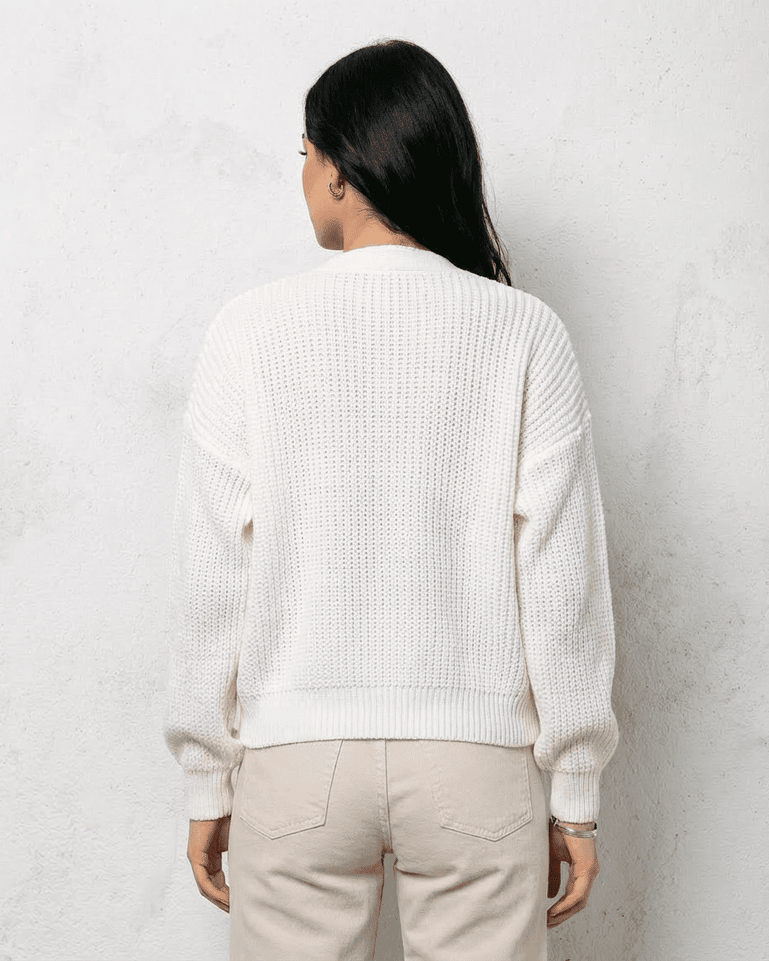 Elegante cárdigan blanco de mujer con cuello en V, perfecto para un estilo casual chic y cómodo.