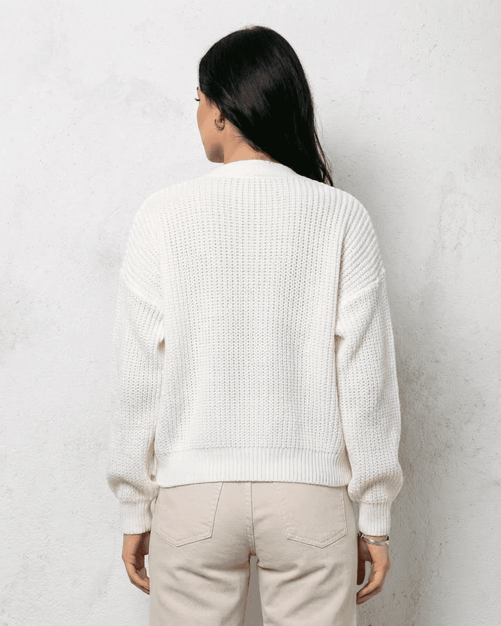 Elegante cárdigan blanco de mujer con cuello en V, perfecto para un estilo casual chic y cómodo.