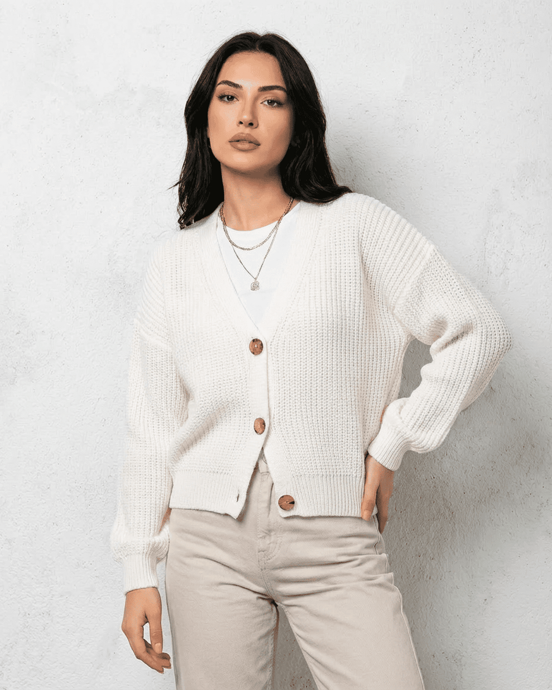 Cárdigan blanco clásico de mujer con cuello V y mangas largas, ideal para moda de otoño e invierno.