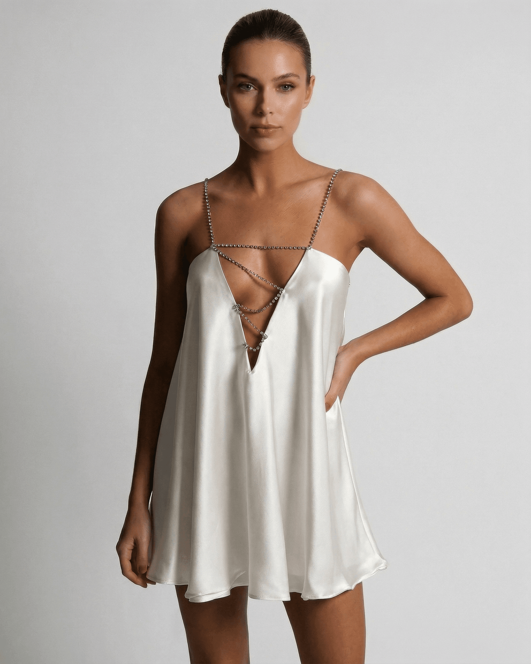 Luminoso vestido mini de mujer con pedrería, corte línea A. Un diseño elegante para fiestas y cócteles de verano.