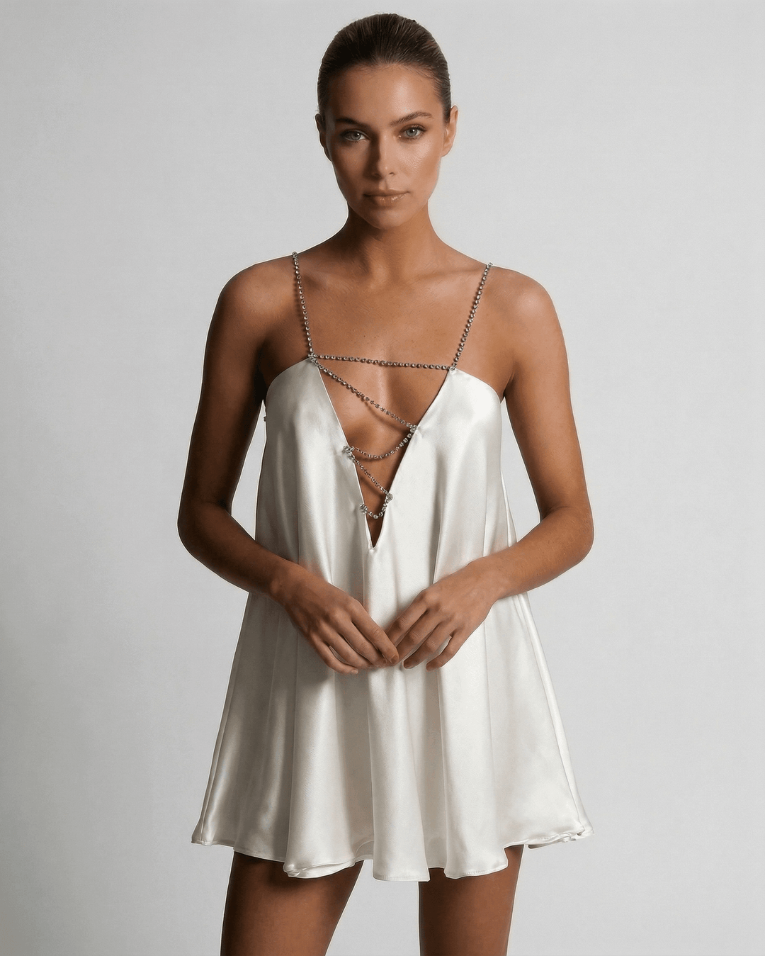 Sofisticado mini vestido de mujer elegante, con pedrería deslumbrante y falda línea A. Ideal para cócteles y fiestas.