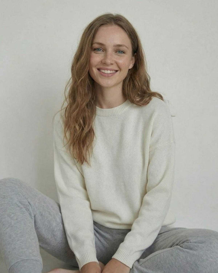 Moda femenina: suéter Alba relajado blanco con manga larga. Un básico cómodo para el armario de mujer.