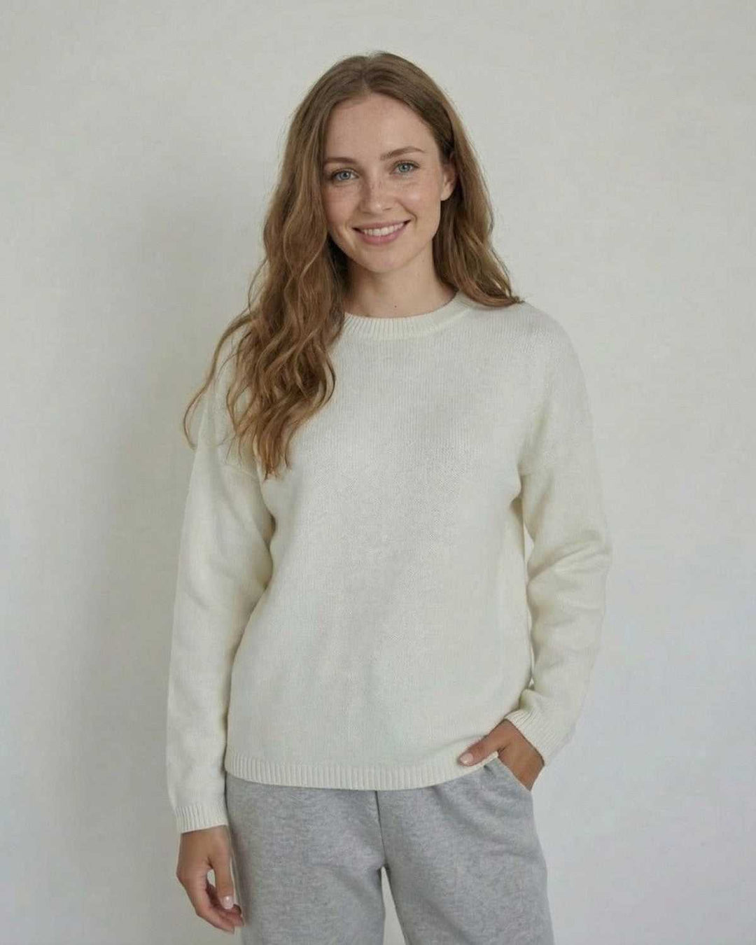 Pullover Alba blanco, cómodo y versátil para mujer. Prenda básica de moda femenina de cuello redondo.