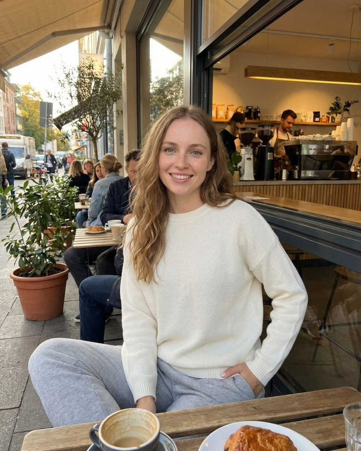 Suéter Alba blanco para mujer, pullover cómodo y elegante. Cuello redondo, manga larga para estilo casual.