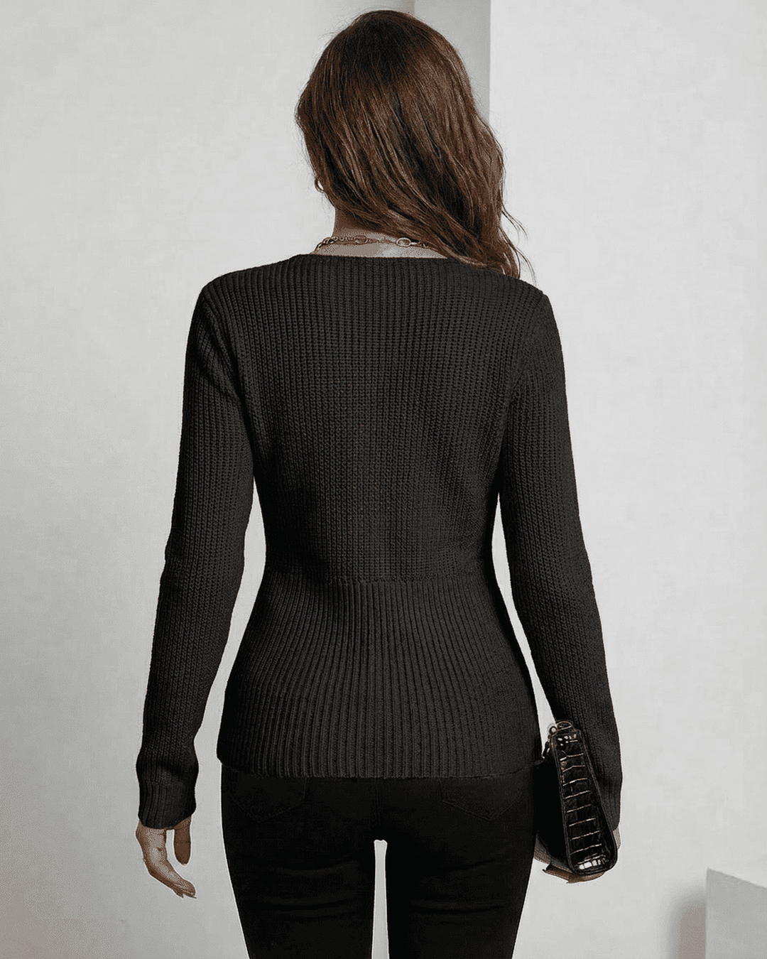 Suéter negro ajustado de mujer con cuello V elegante. Ideal para moda femenina y estilo versátil.