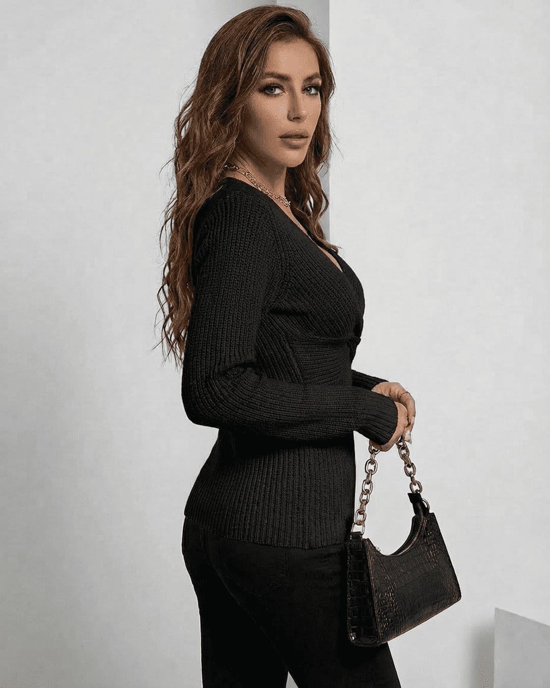 Suéter negro ajustado con cuello V de mujer. Una prenda versátil y elegante para cualquier ocasión de moda.