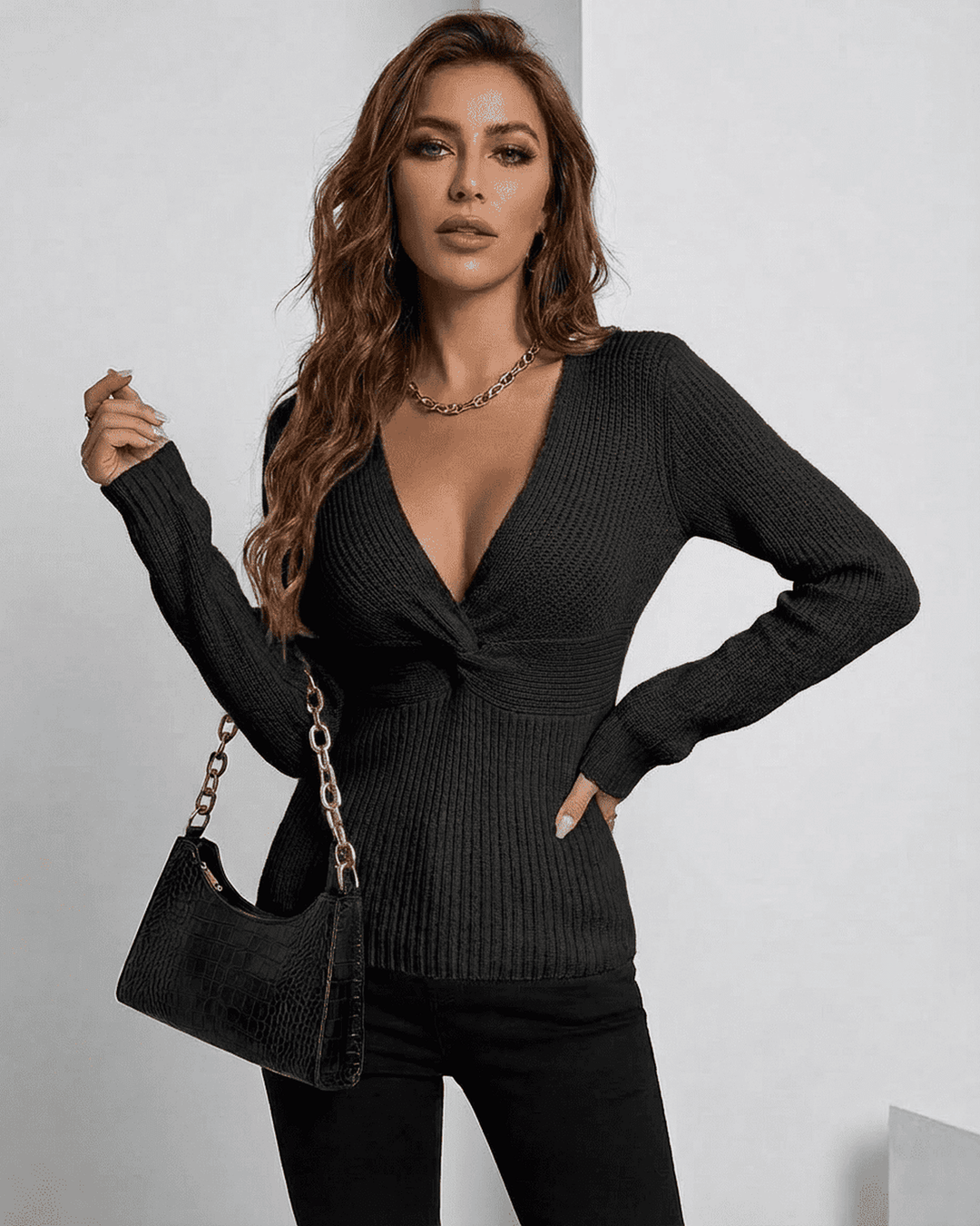 Elegante suéter pullover negro de mujer con cuello V, corte ajustado. Perfecto para looks casual chic y de trabajo.