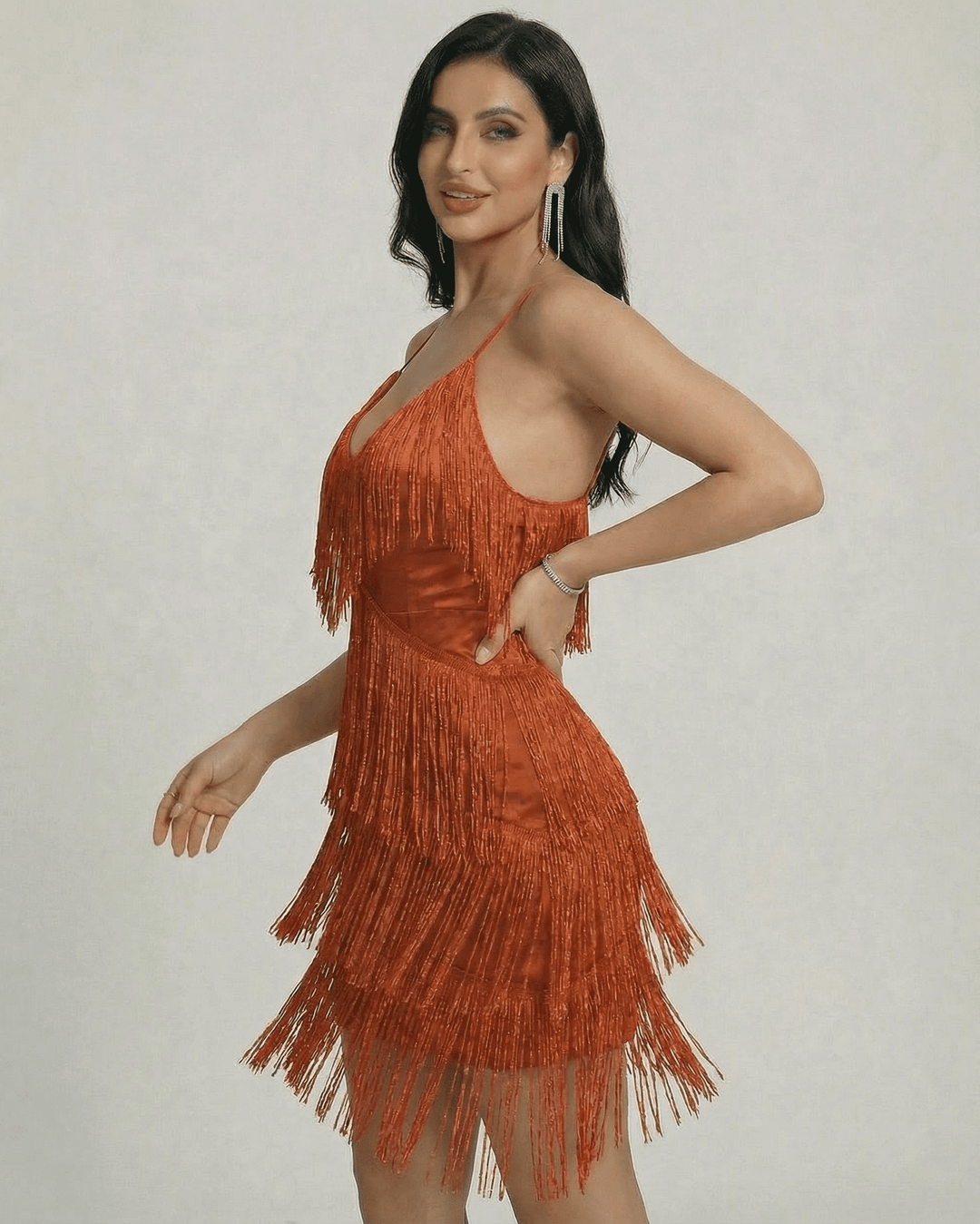 Moda femenina: vestido mini ámbar con flecos. Perfecto para fiestas, noche y eventos, un estilo moderno.
