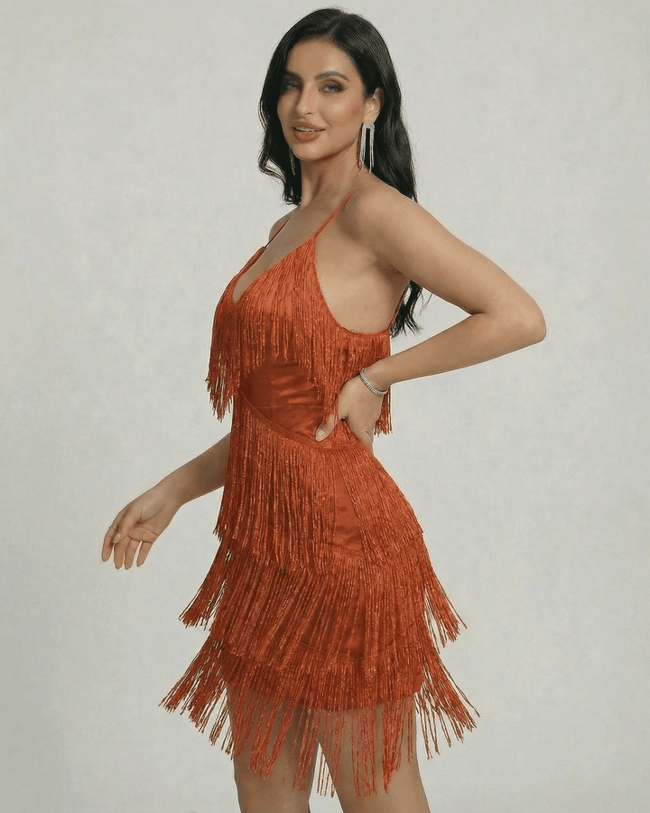 Moda femenina: vestido mini ámbar con flecos. Perfecto para fiestas, noche y eventos, un estilo moderno.