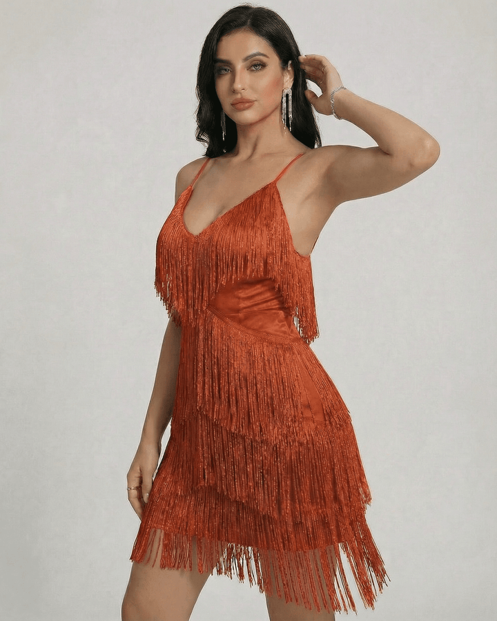 Vestido corto de noche con flecos. Diseño elegante y sin mangas, ideal para un look sofisticado y festivo.