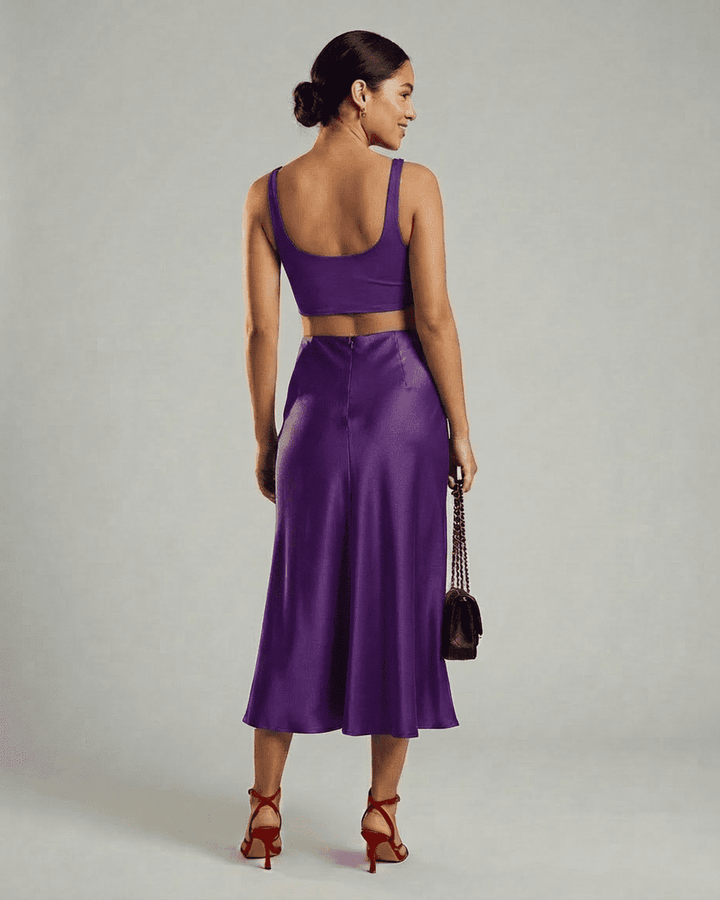 Look de fiesta con falda midi sirena púrpura, estilo sofisticado y moderno para mujer.