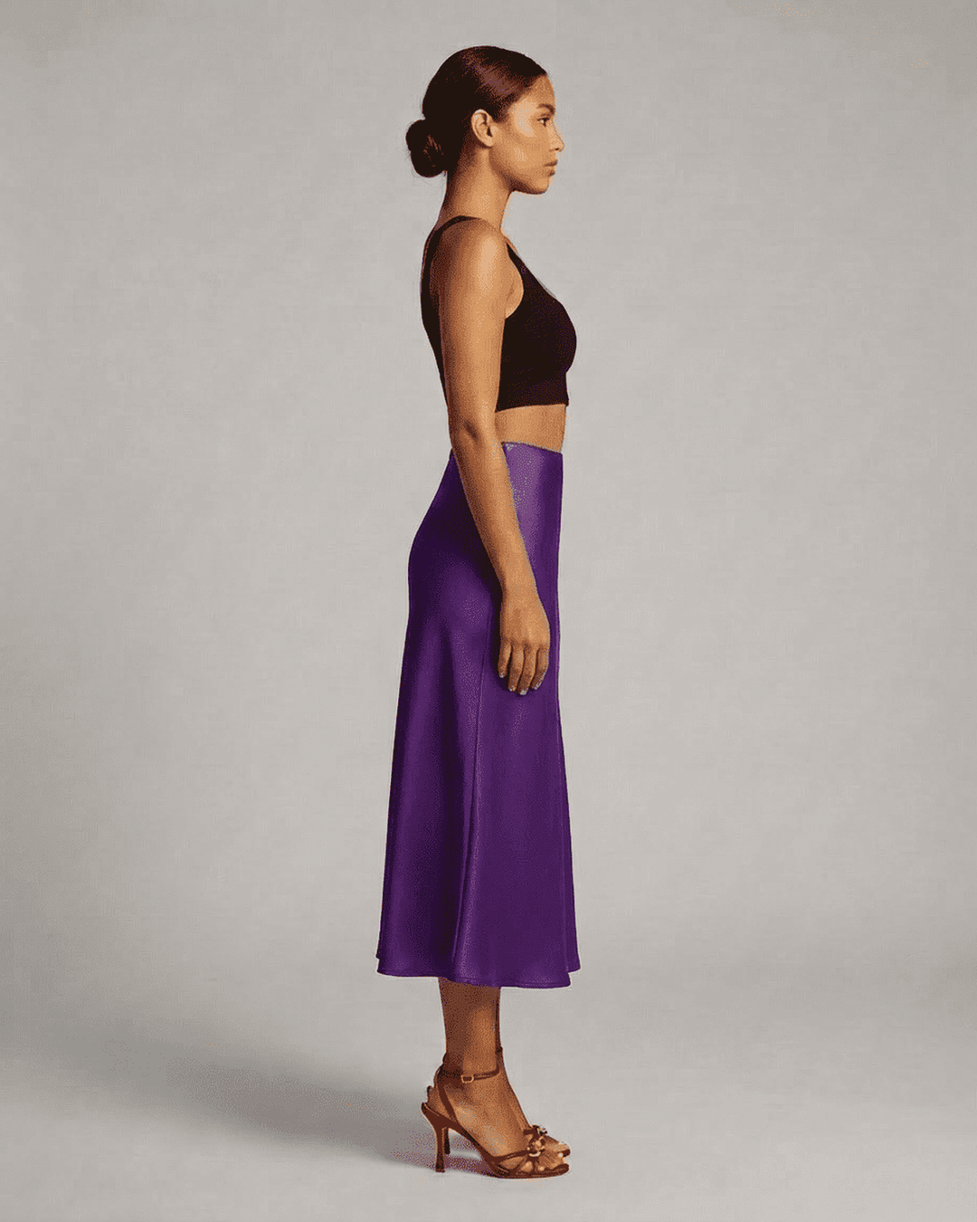 Falda midi estiramiento morado vibrante, corte sirena para mujer elegante y cómoda.