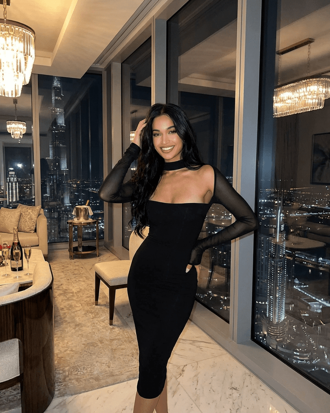 Elegante vestido midi negro de noche para mujer con recortes modernos y cuello alto. Moda sofisticada.