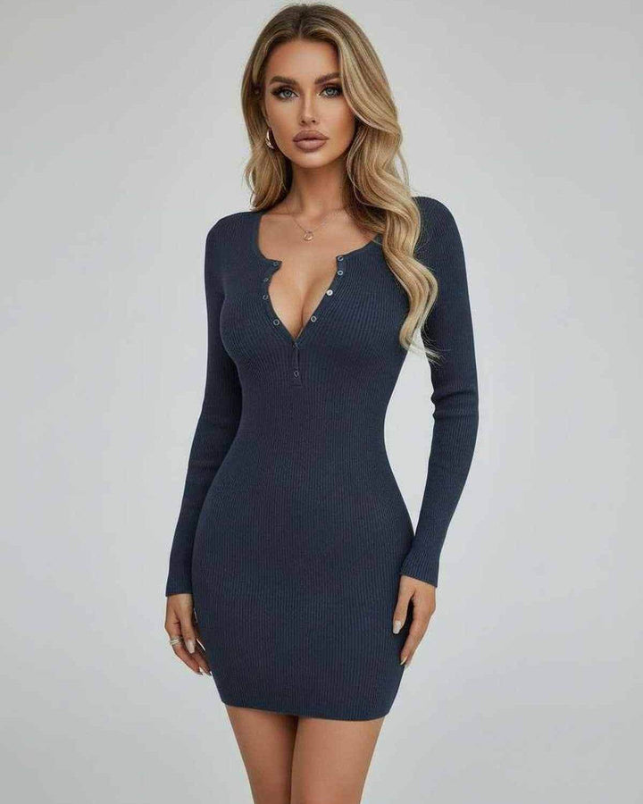Vestido de mujer mini ajustado con botones, manga larga. Prenda versátil para moda femenina urbana y elegante.