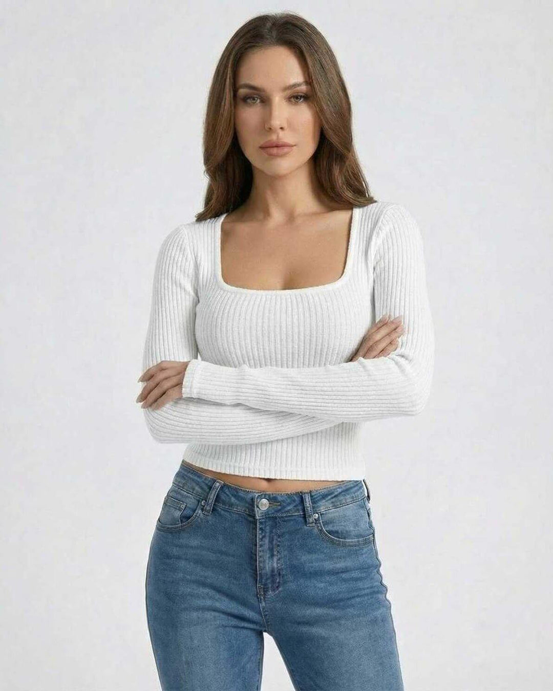 Suéter de mujer blanco puro, cuello en U, mangas largas. Prenda esencial para un look elegante y cómodo.