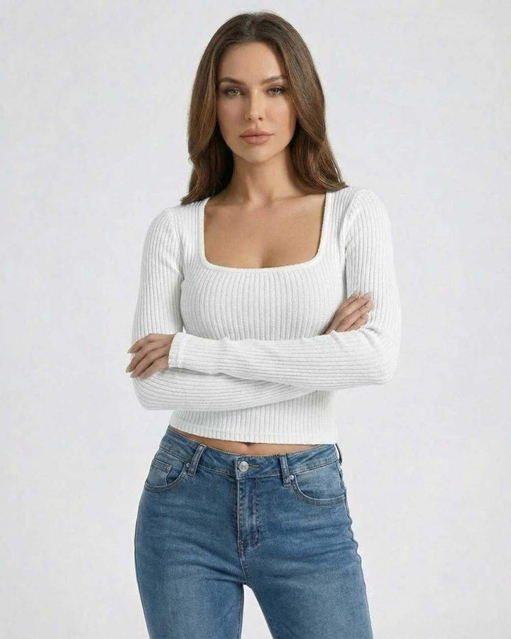 Suéter de mujer blanco puro, cuello en U, mangas largas. Prenda esencial para un look elegante y cómodo.