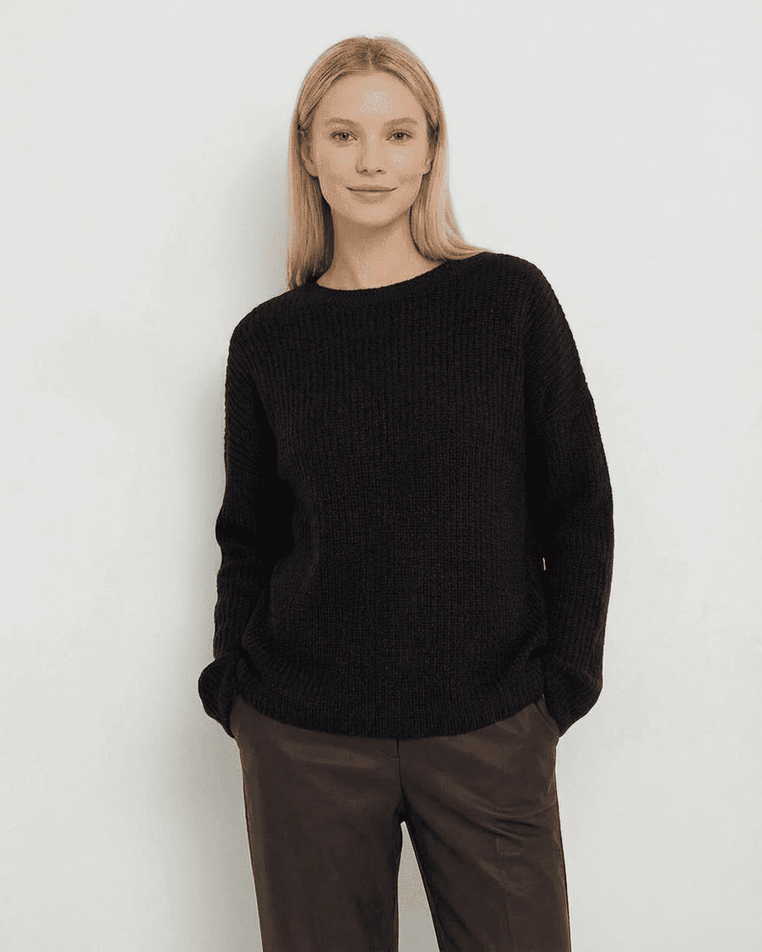 Detalle del suéter blanco Arden para mujer, estilo casual con cuello redondo. Moda femenina de invierno.