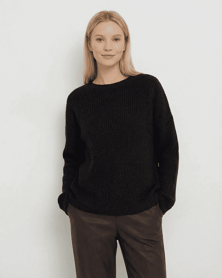 Detalle del suéter blanco Arden para mujer, estilo casual con cuello redondo. Moda femenina de invierno.
