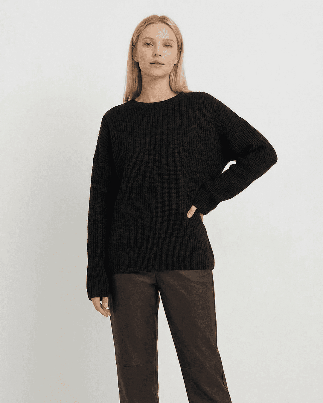 Suéter blanco Arden de mujer para otoño-invierno. Diseño de cuello redondo y ajuste holgado, máxima comodidad.
