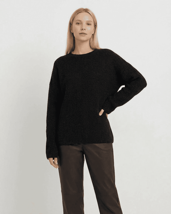 Suéter blanco Arden de mujer para otoño-invierno. Diseño de cuello redondo y ajuste holgado, máxima comodidad.