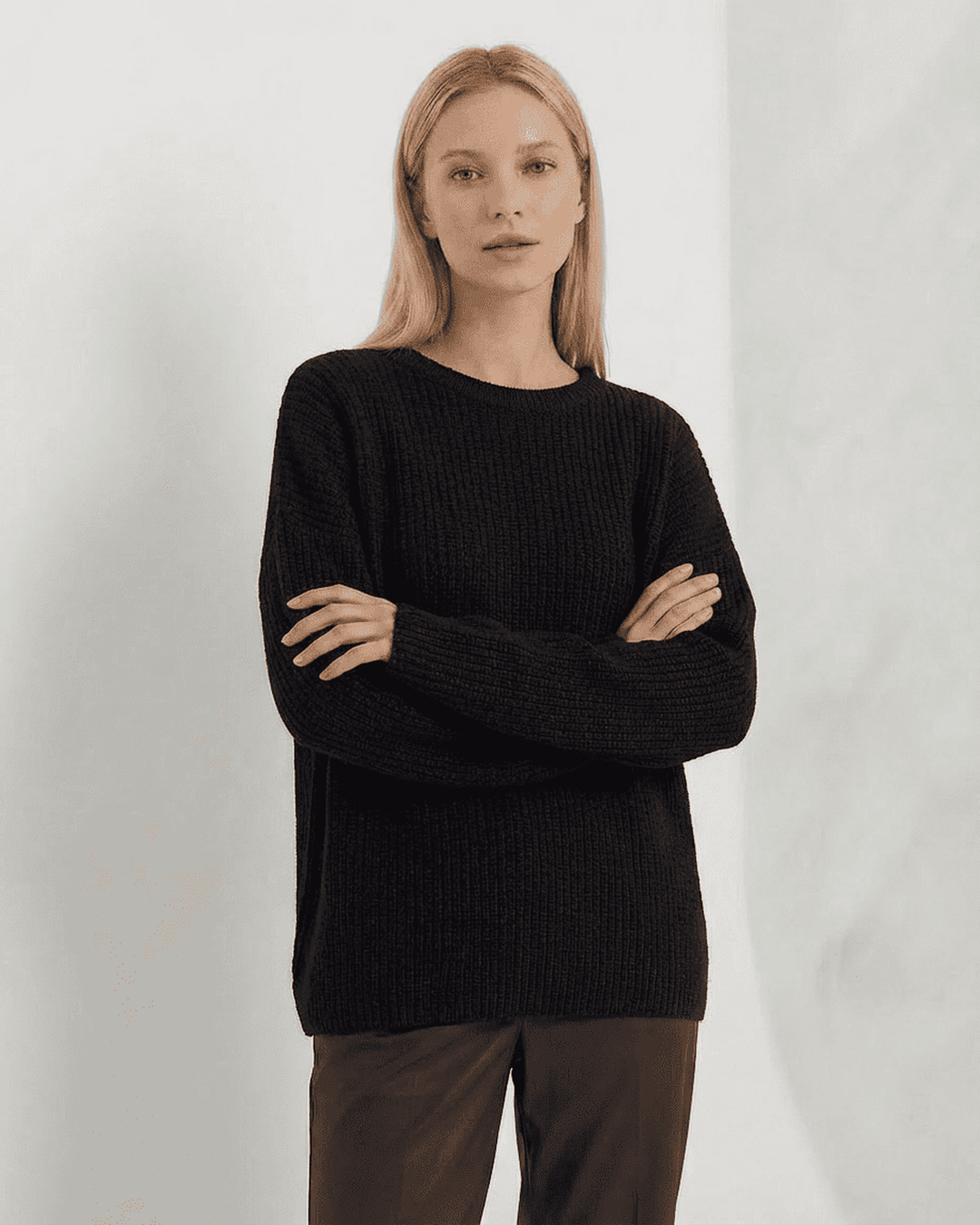 Suéter Arden de mujer blanco, cómodo y cálido. Ideal para moda femenina, estilo versátil otoño-invierno.