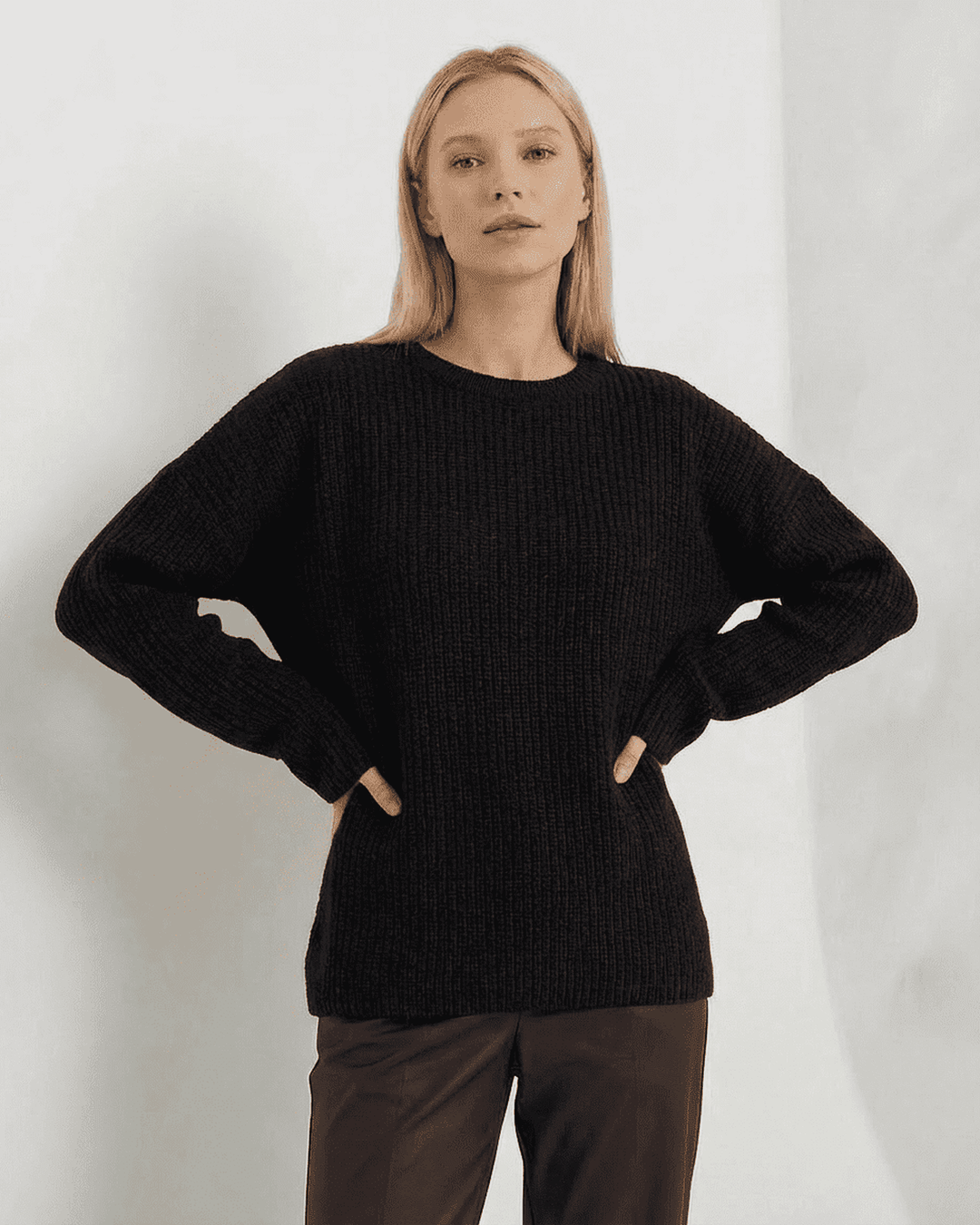 Suéter de mujer Arden en blanco puro, cuello redondo y ajuste holgado. Comodidad casual para días fríos.