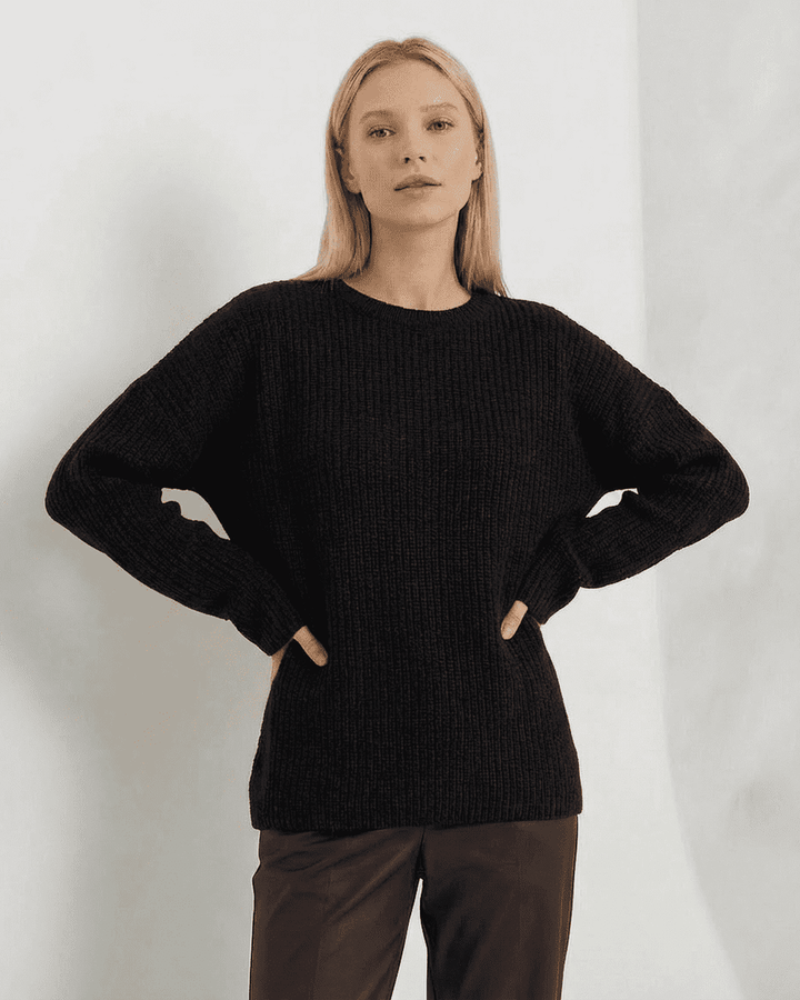 Suéter de mujer Arden en blanco puro, cuello redondo y ajuste holgado. Comodidad casual para días fríos.