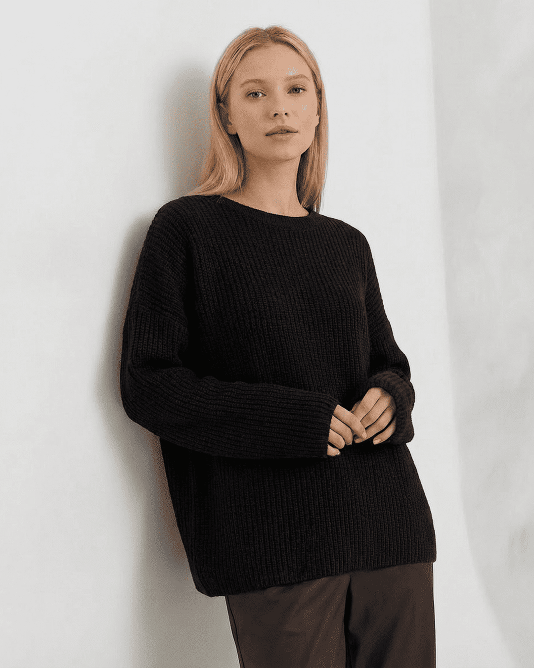 Suéter blanco Arden de mujer con cuello redondo y ajuste holgado, perfecto para otoño e invierno casual.