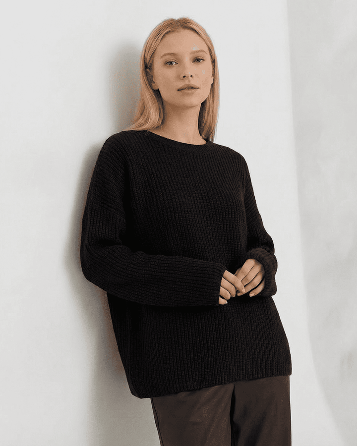 Suéter blanco Arden de mujer con cuello redondo y ajuste holgado, perfecto para otoño e invierno casual.