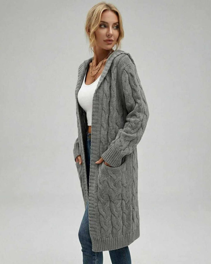 Suéter cárdigan blanco para mujer, ideal para invierno. Moda casual cómoda y chic para un look de abrigo con estilo.