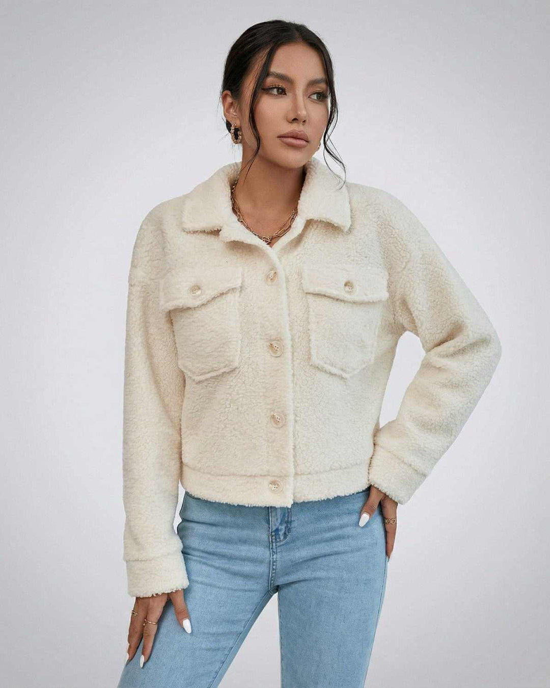 Chaqueta Aspen blanca elegante para mujer, ideal invierno. Abrigo de moda casual con solapa y botones.