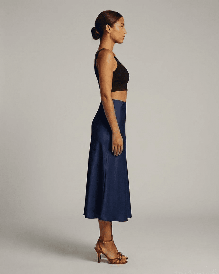 Falda midi azul marino de mujer, cintura alta, corte sirena. Elegante moda formal y versátil.