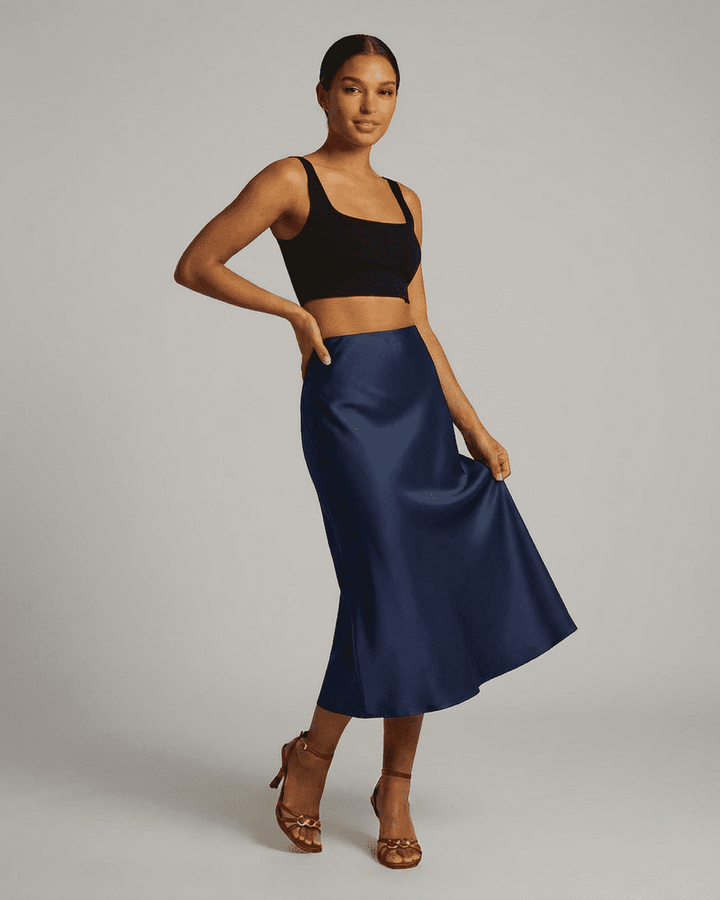 Falda midi azul marino para mujer, estilo sofisticado. Prenda elegante para fiesta o formal.