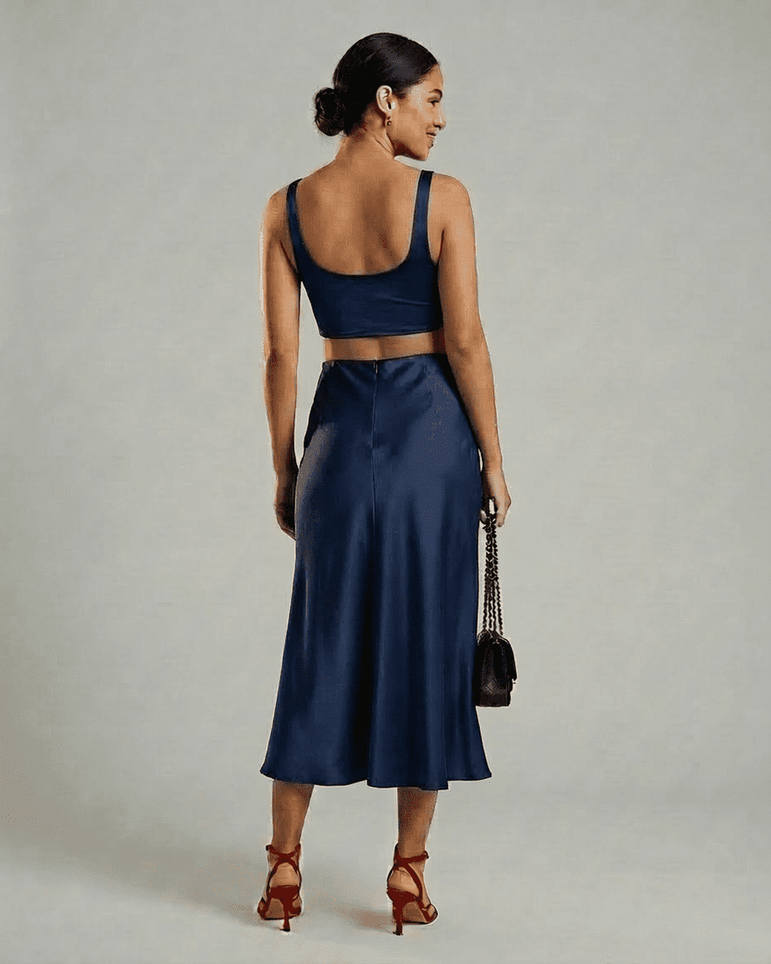 Falda midi azul marino elegante para mujer. Corte sirena y cintura alta para look sofisticado.