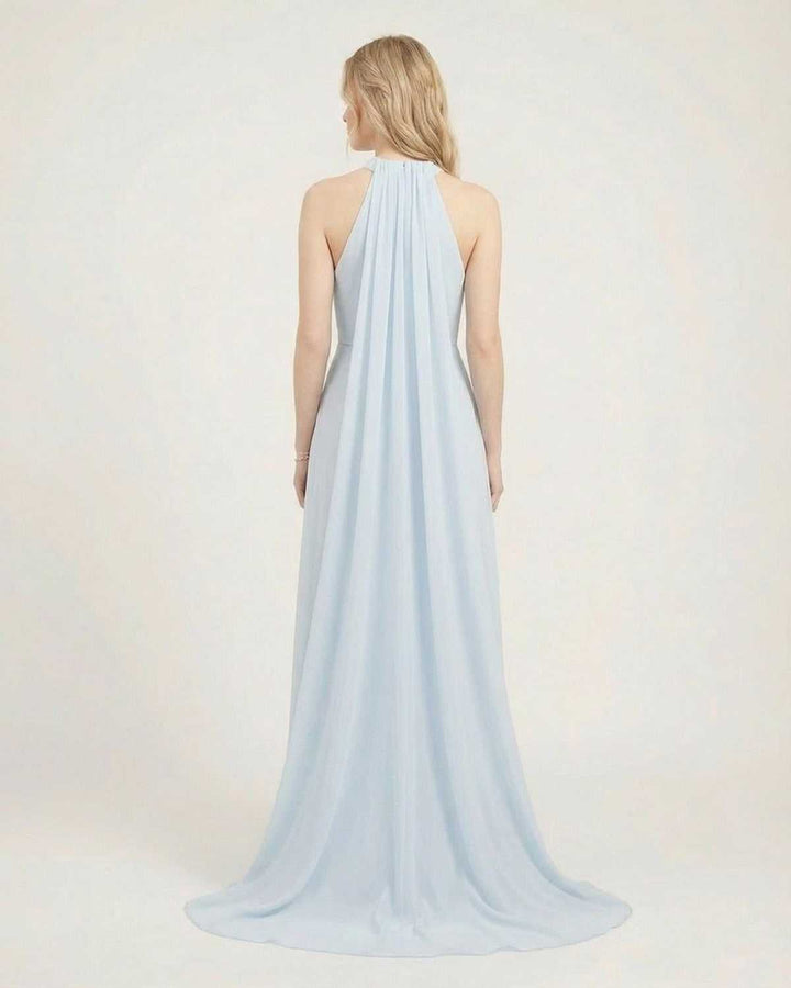Vestido maxi mujer azul claro con cuello halter. Fluido y cómodo, ideal para ocasiones especiales de verano.