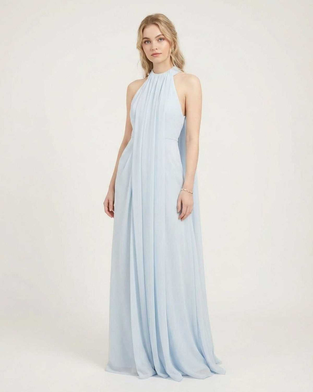 Vestido maxi Aurelia azul claro para mujer. Elegante y fluido, sin mangas, perfecto para el verano.