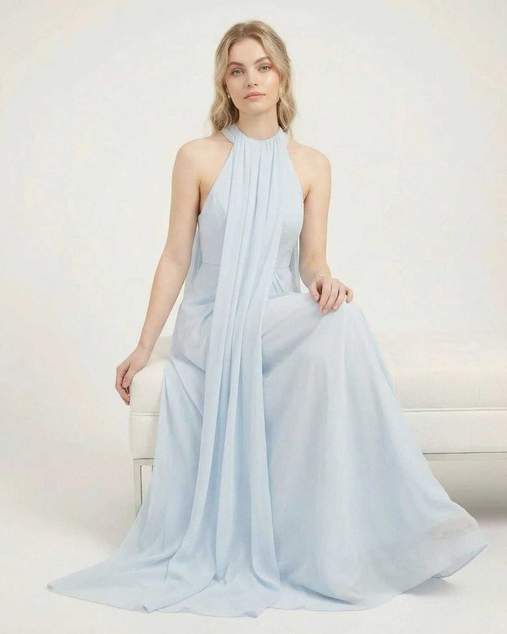 Vestido maxi Aurelia elegante azul claro. Cuello halter, sin mangas, fluido y perfecto para el confort de verano.
